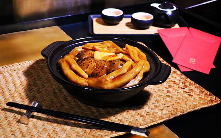 Braised Goose Web, Abalone and Black Mushroom with Superior Oyster Sauce in Clay Pot 